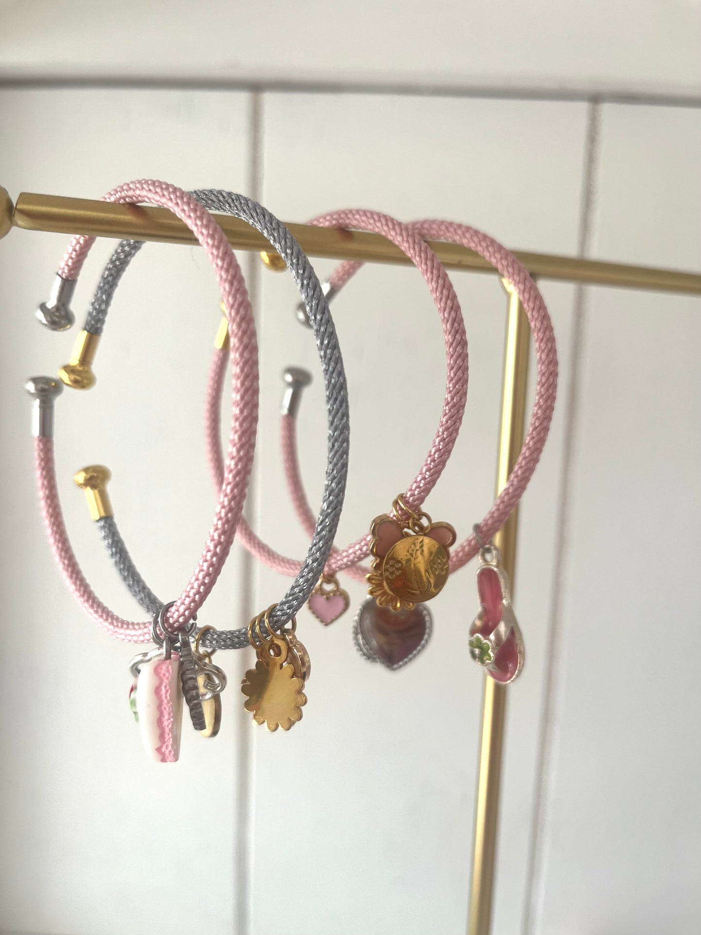 Bangle armband roze met slippertje - zilver