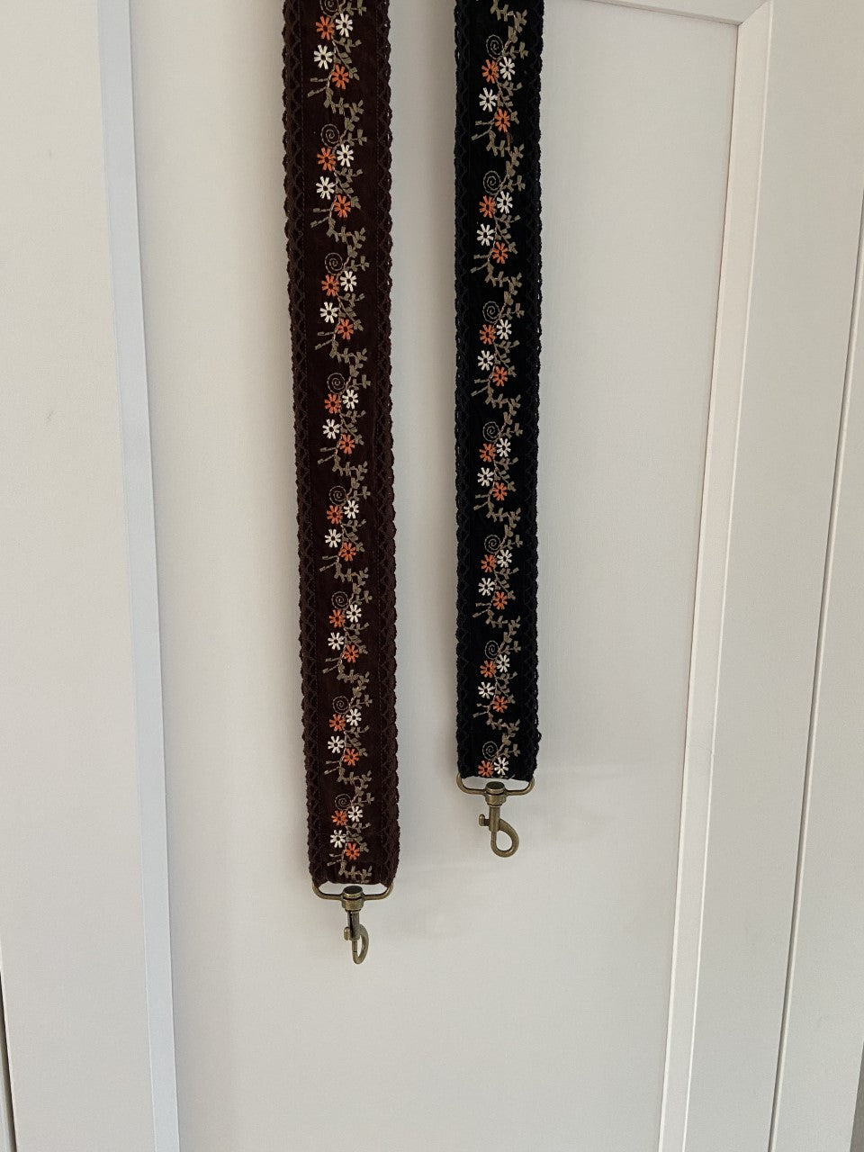 Telefoonstrap zwart met bloemetjes