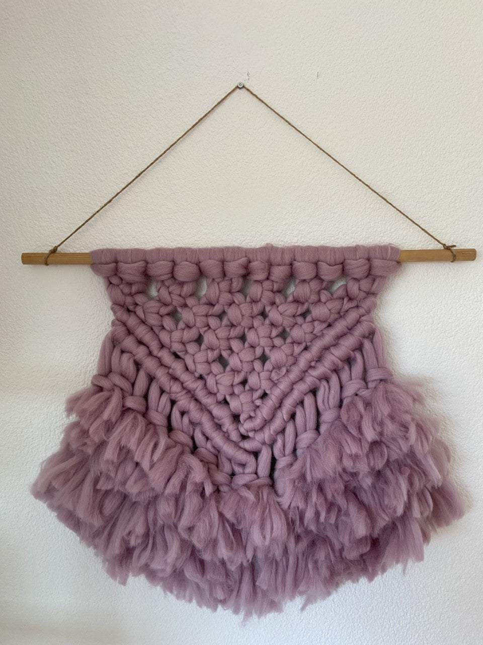 Macramé wandhanger van lontwol in oudroze