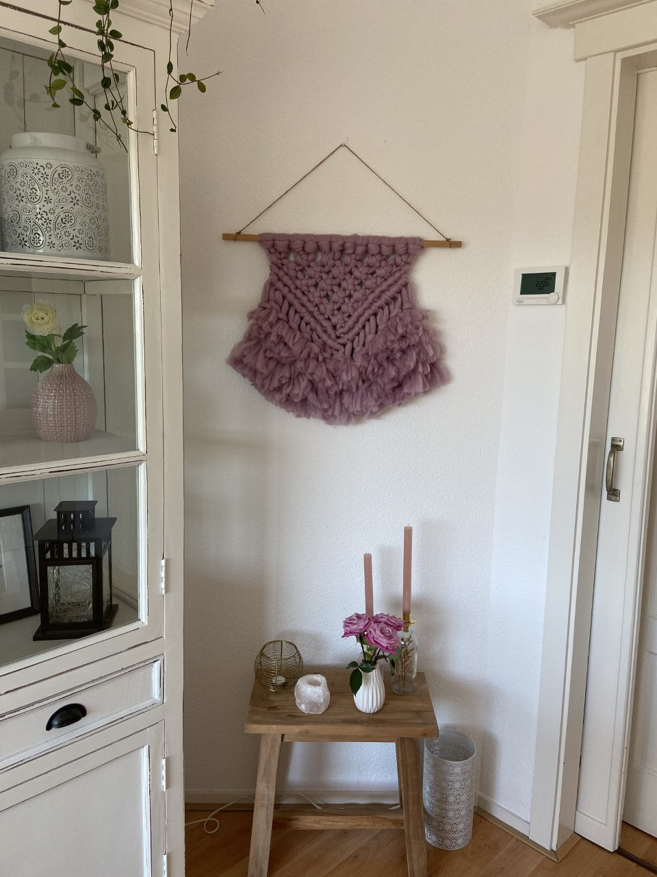 Macramé wandhanger van lontwol in oudroze