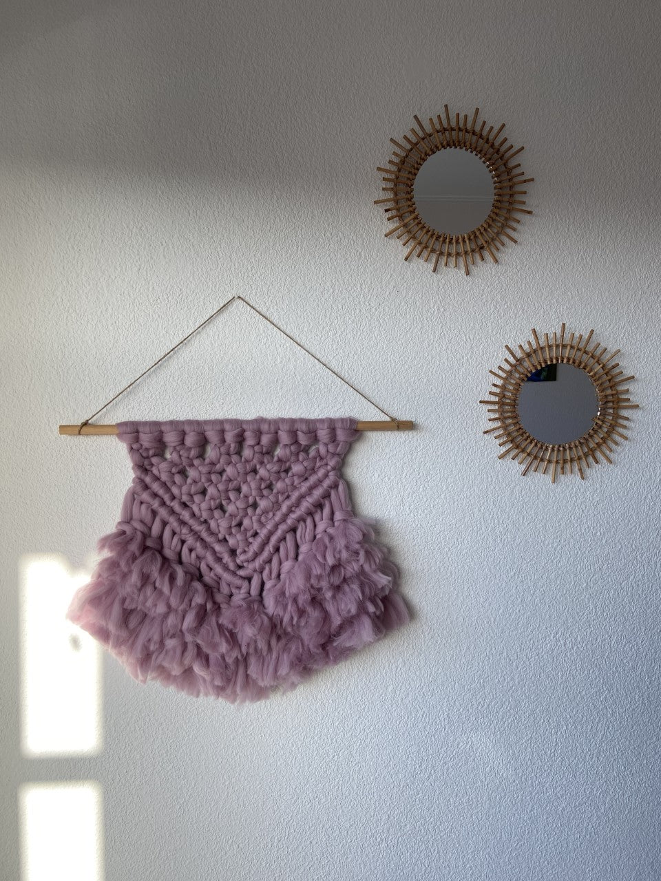 Macramé wandhanger van lontwol in oudroze