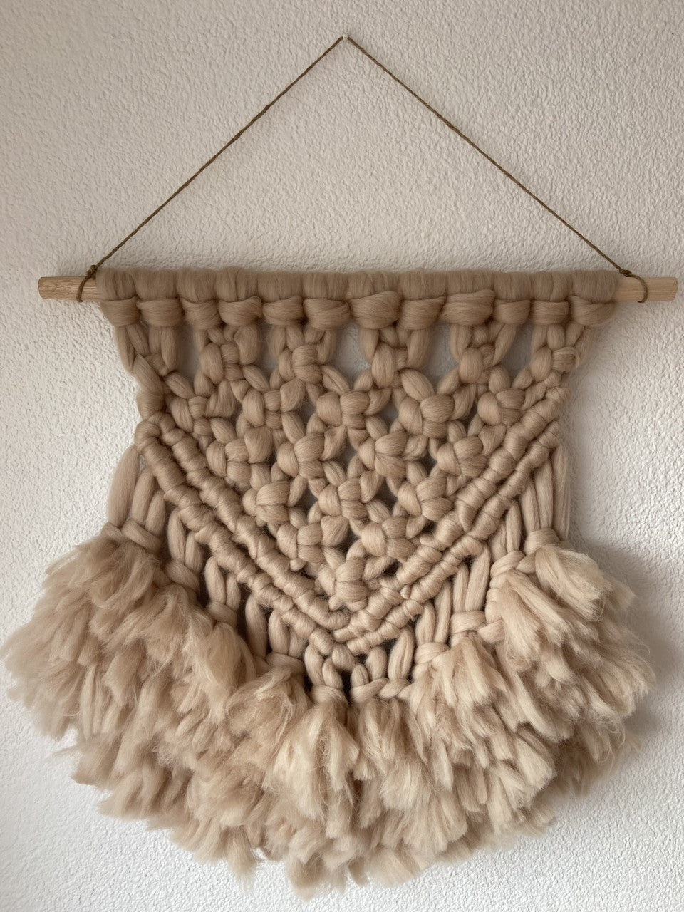 Macramé wandhanger van lontwol in zandkleur