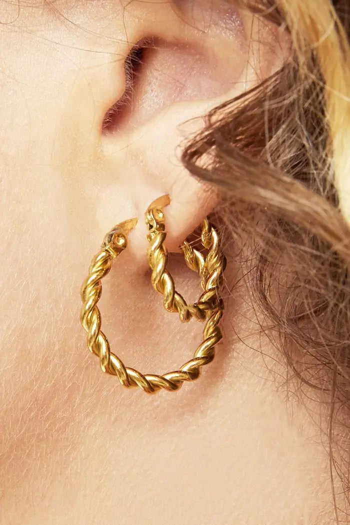 Twisted hoops goud