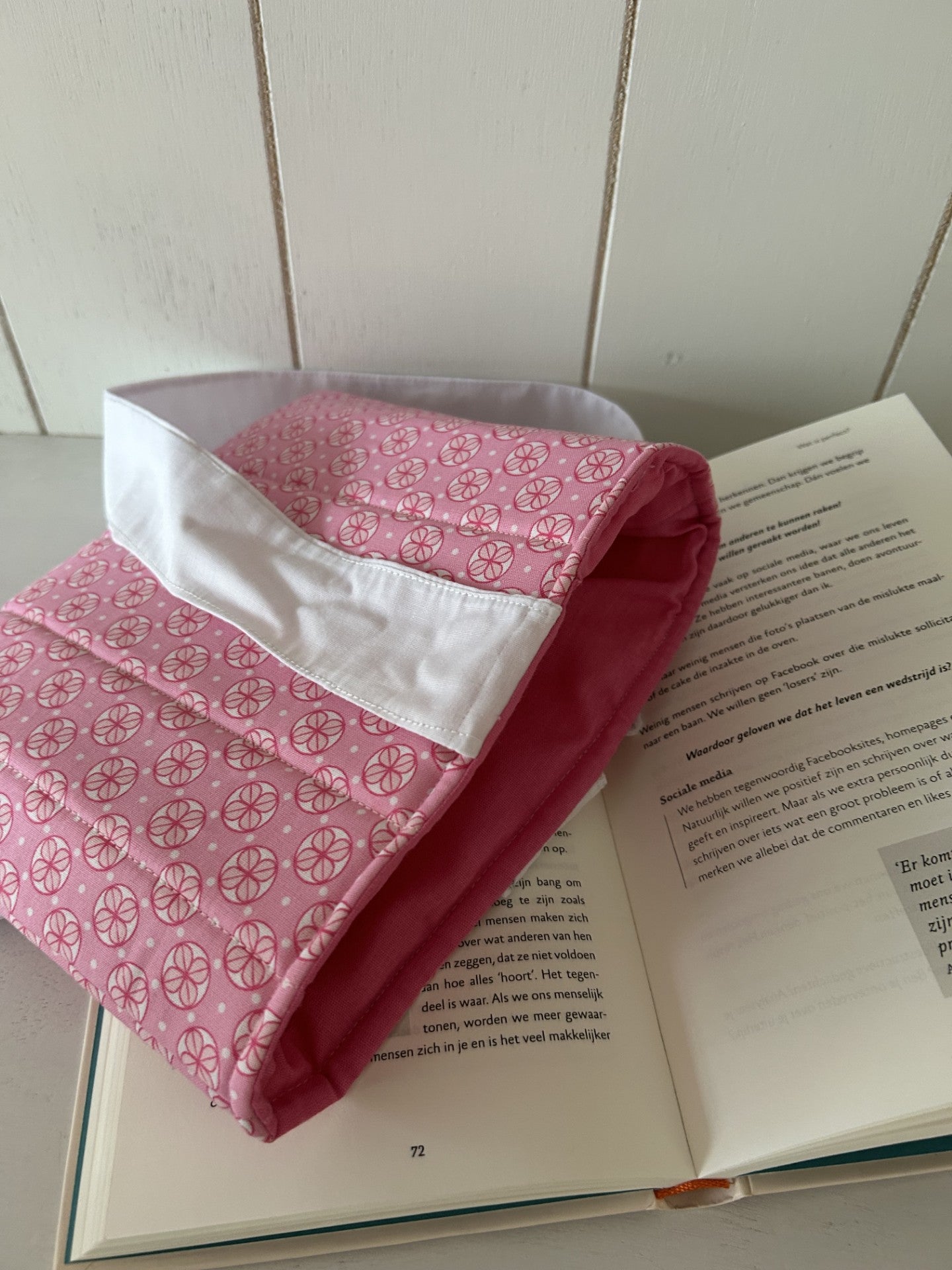 Boekenhoes pink met witte strik